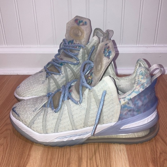 MEN'S Nike LeBron 18 Play for the Future - Picture 1 of 5